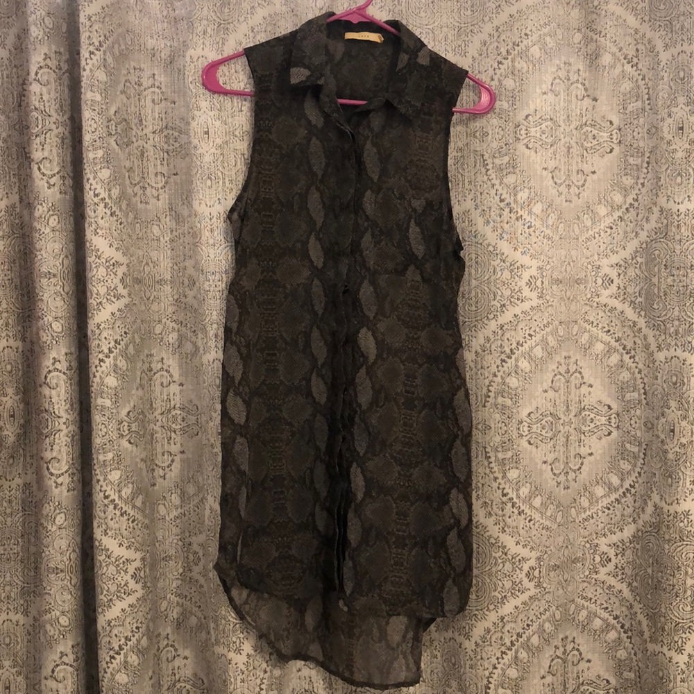 ✨3/$20✨Snake skin 🐍 print tunic length blouse 👚
